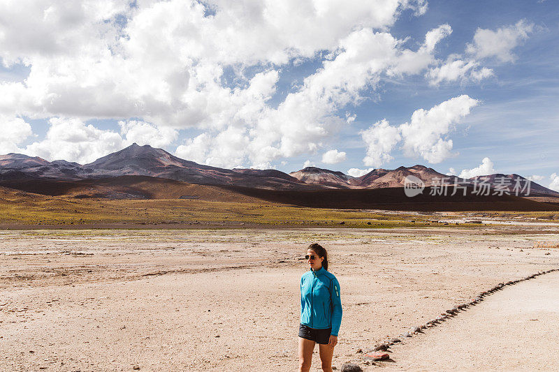 在阿塔卡马沙漠的山脉中探索El Tatio地热山谷的妇女